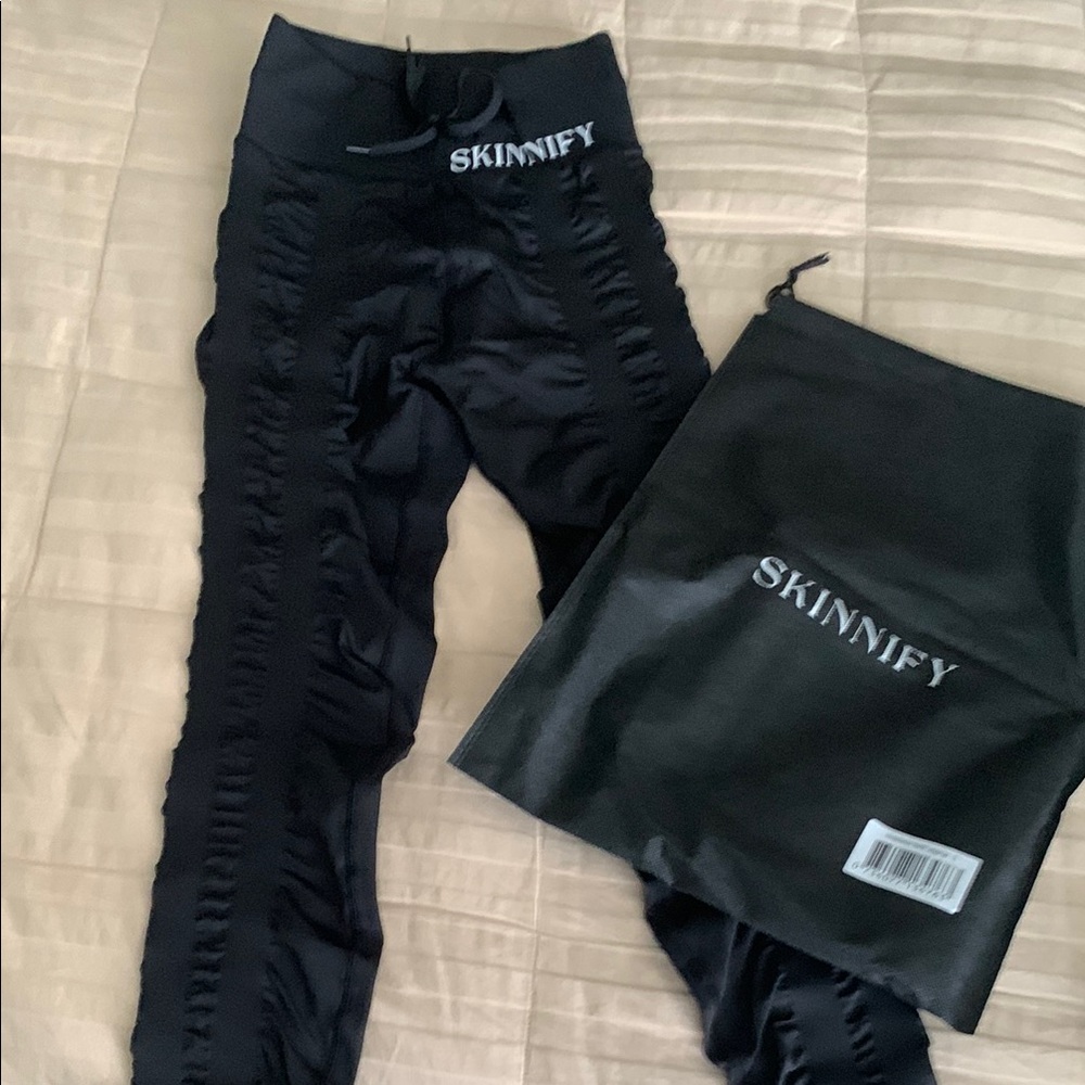 Resistant band, black leggings